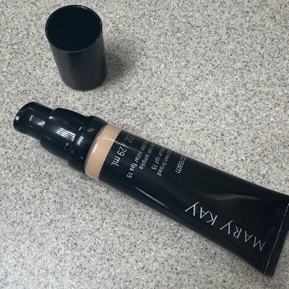 Mary Kay CC Cream - Light to Medium Beige - Picture 3 of 4